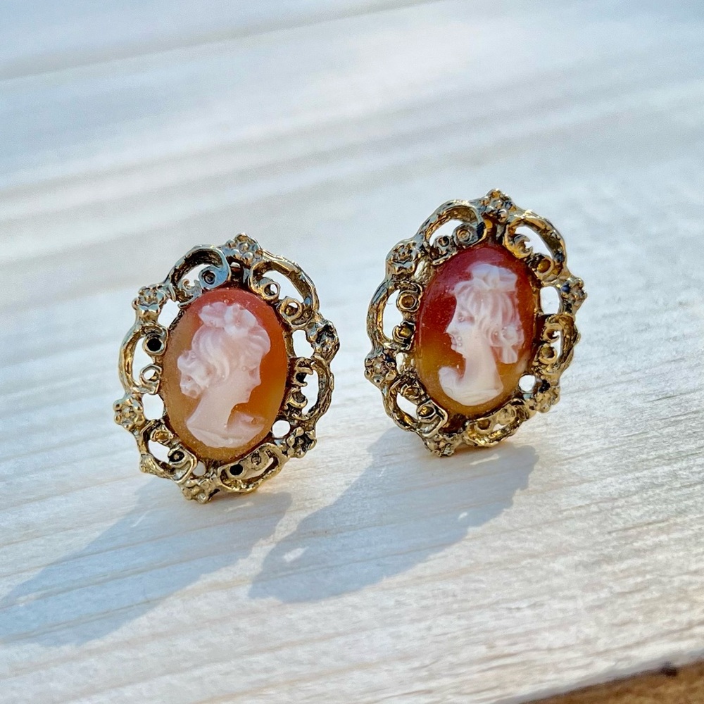 Vintage Cameo Clip Earring